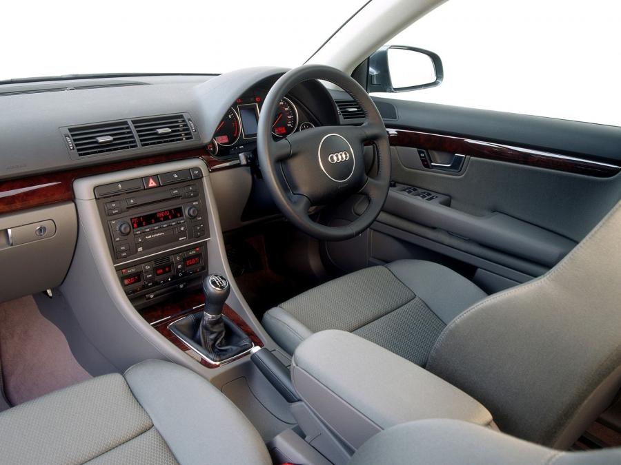 Интерьер Audi A4 2.0 FSI Sedan (B6,8E) 2000 года  (UK) (фото 6 из 9)